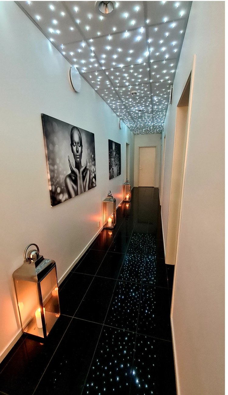 Korridor med stjernehimmel i taket og levende lys ved Beauty Medical Care